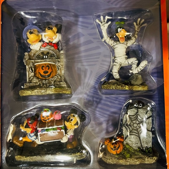 Costco exclusive Disney Halloween 🎃 set - Picture 2 of 14